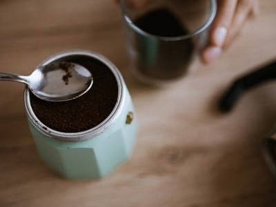 como hacer cafe en cafetera italiana