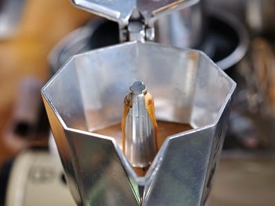 como hacer cafe en cafetera italiana