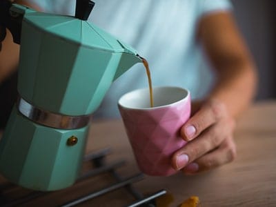 como hacer cafe en cafetera italiana